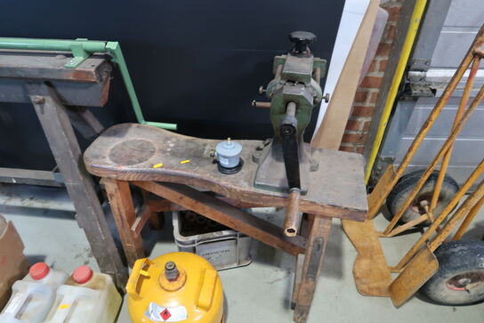 Bænk med specialværktøj