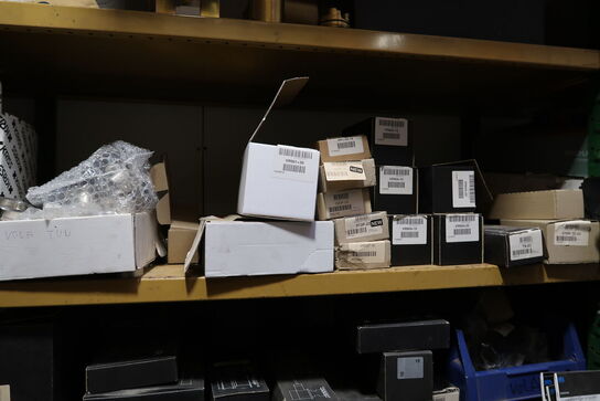 3 fag lagerreoler med div. Varelager og reservedele