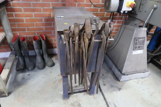 Opbevaringskasse med indhold samt div. Tænger