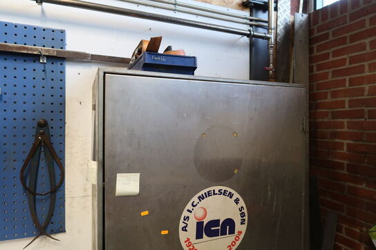 Stålskab med div. Værktøj, plejemidler m.m.