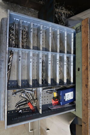 Arbejdsbord med 2 stk. stålskabe med div. Bor m.m.