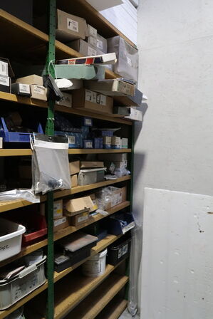 1 fag lagerreol med div. Armaturer HANS GROHE m.fl.