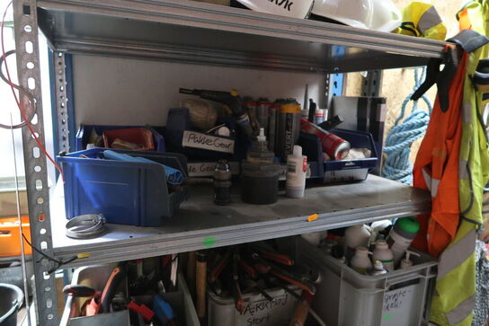 Lagerreol med div. Værktøj m.m.