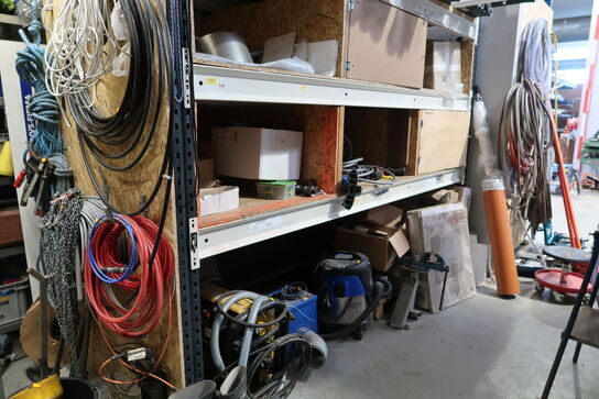 Pallereol med div. Varelager og reservedele