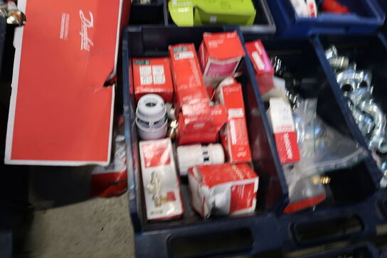 Div. Plastikkasser med varelager og reservedele