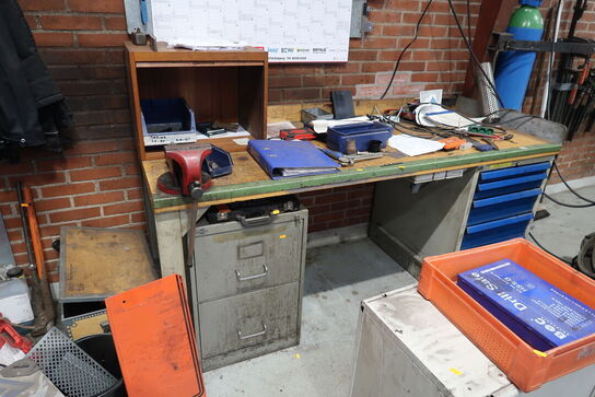 Arbejdsbord med skruestik samt div. Værktøj