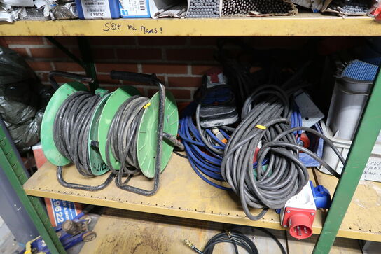2 stk. kabeltromler samt div. Forlængerledninger