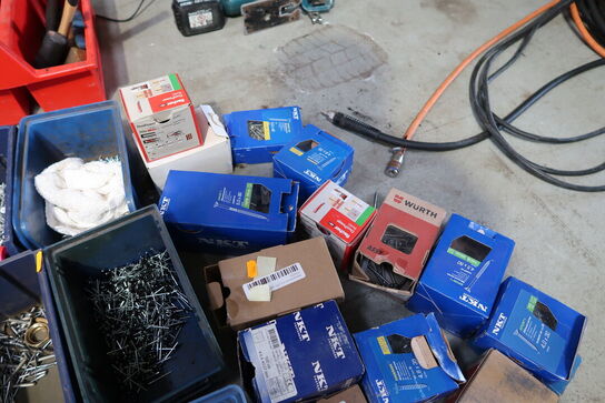 Div. Plastikkasser med varelager og reservedele