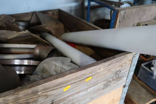 Palle med div. Reservedele og varelager