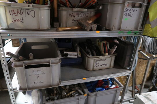 Lagerreol med div. Værktøj m.m.