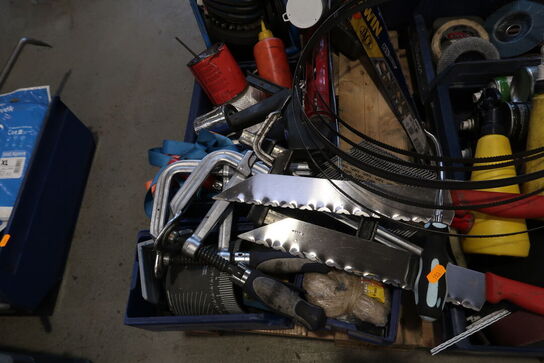 Palle med div. Værktøj, plejemidler m.m.