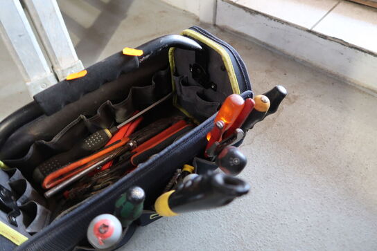 Værktøjstaske med div. Værktøj m.m.
