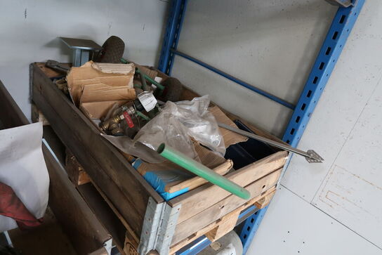 Palle med div. Reservedele og varelager