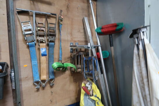 Arbejdsbord med skruestik samt div. værktøj