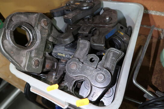 Kasse med div. Pressekæber