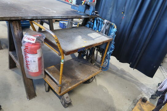 Opbevaringsvogn med indhold