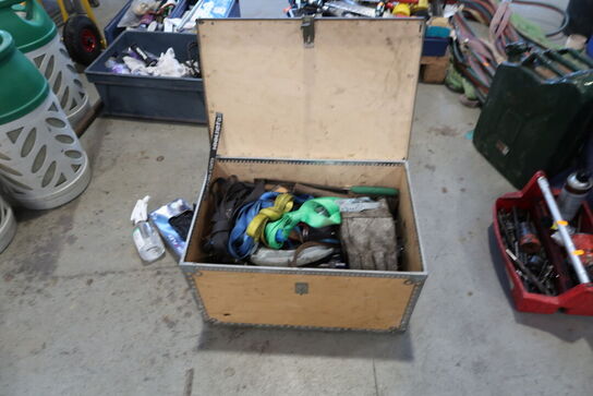 Opbevaringkasse med div. Værktøj m.m.