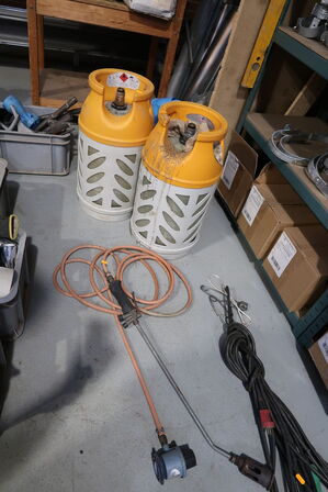 2 stk. gasflasker samt ukrudtsbrænder