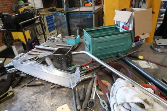 Svejsebord med div. Værktøj og varelager