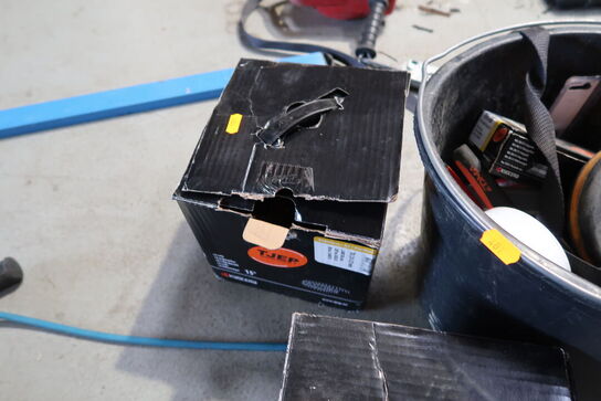 Spand med div. Værktøj m.m.