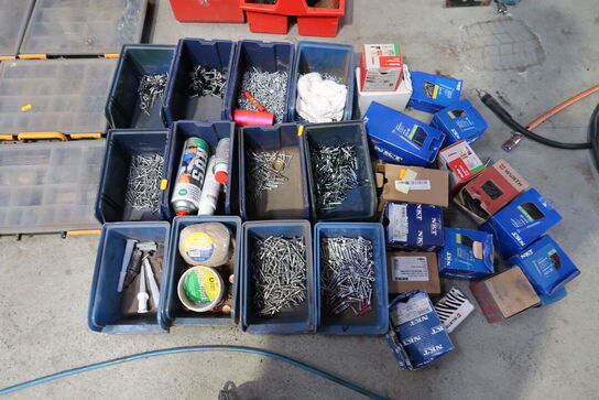 Div. Plastikkasser med varelager og reservedele