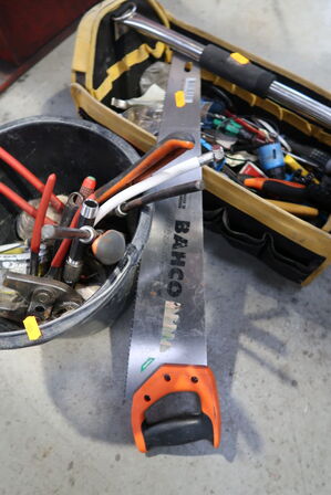 Spand samt værktøjstaske med div. Værktøj