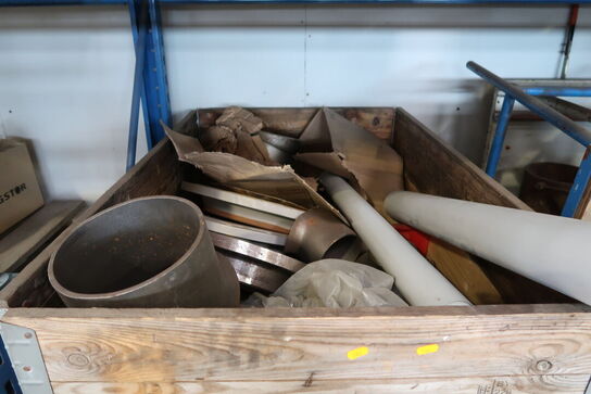 Palle med div. Reservedele og varelager