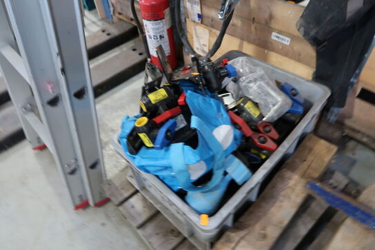 Kasse med div. Reservedele og varelager