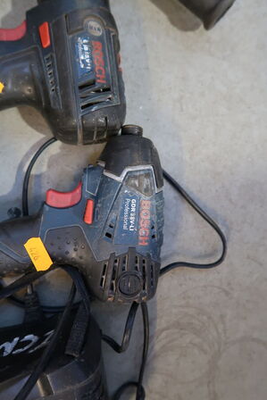 3 stk. akku håndværktøj BOSCH med 3 stk. batterier og lader