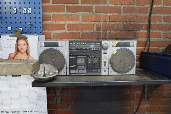 Værktøjstavle, radio m.m.