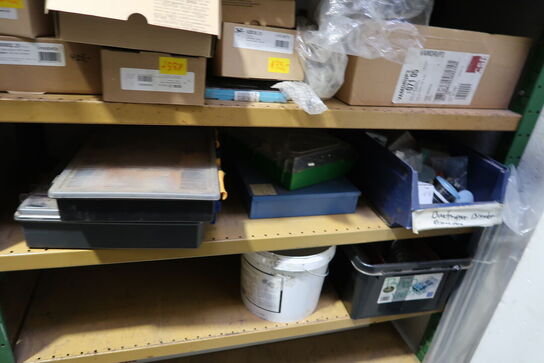 1 fag lagerreol med div. Armaturer HANS GROHE m.fl.