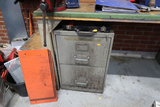 Stålskab med indhold