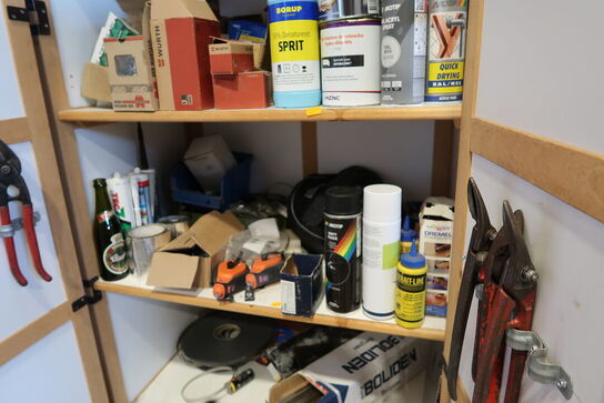 Skab med div. Plejemidler og værktøj m.m.
