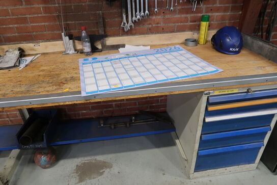 Arbejdsbord med div. Værktøj m.m.