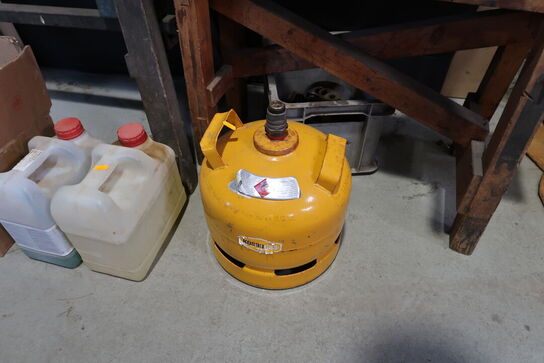 Gasflaske, kasse samt div. Dunke med indhold