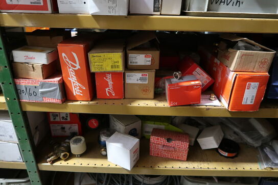 4 fag lagerreoler med div. Varelager og reservedele