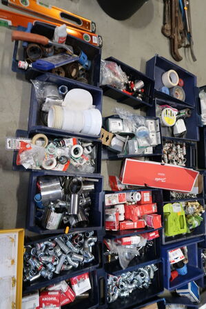 Div. Plastikkasser med varelager og reservedele