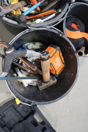 4 stk. spande med div. Værktøj m.m.