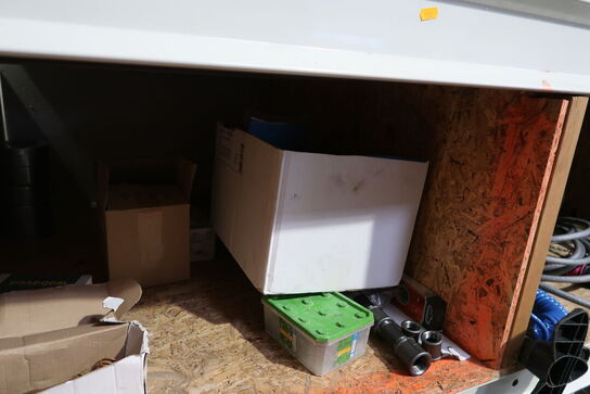 Pallereol med div. Varelager og reservedele