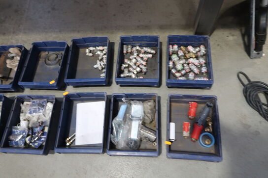 Div. Plastikkaser med varelager og reservedele