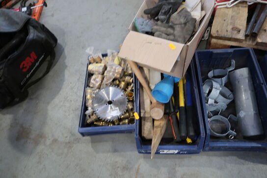 Div. Plastikkasser med værktøj og varelager