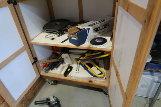 Skab med div. Plejemidler og værktøj m.m.