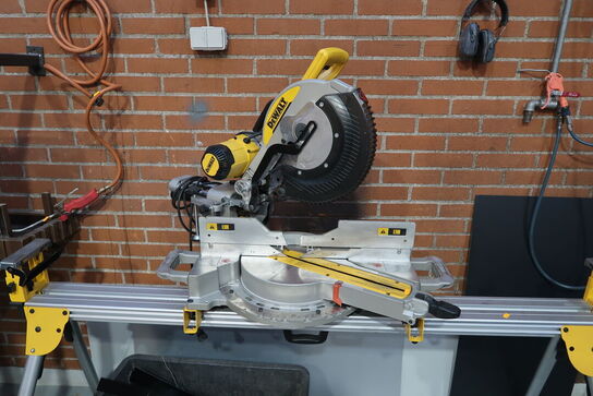 Kap-/geringssav DEWALT DWS780-QS med arbejdsbord