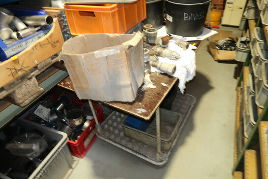 Pallereol med div. Varelager og reservedele