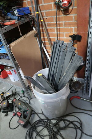 Forlængerledning, gasflaske, stol, div. Varelager m.m.