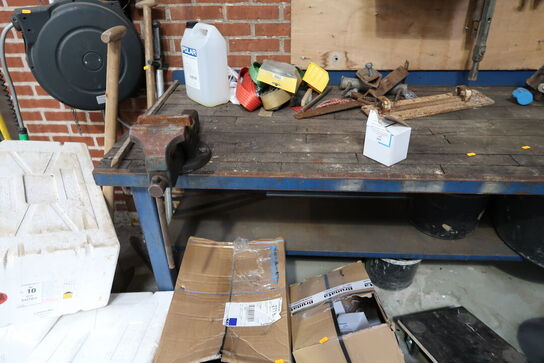 Arbejdsbord med skruestik samt div. værktøj