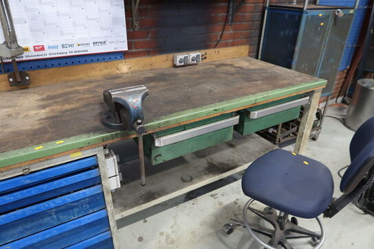 Arbejdsbord med skruestik samt div. Værktøj