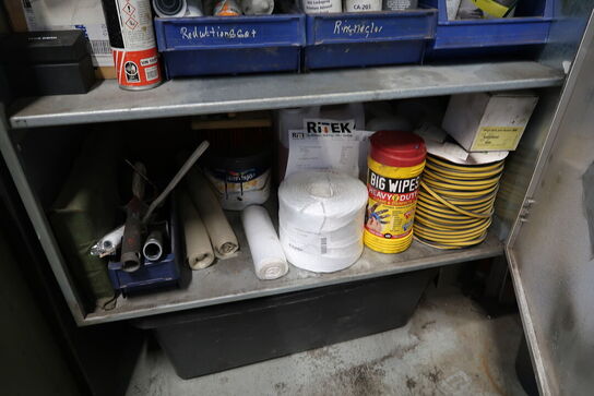 Stålskab med div. Værktøj, plejemidler m.m.