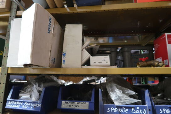 4 fag lagerreoler med div. Varelager og reservedele