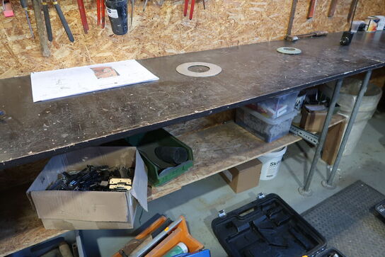 Arbejdsbord med div. Specialværktøj m.m.
